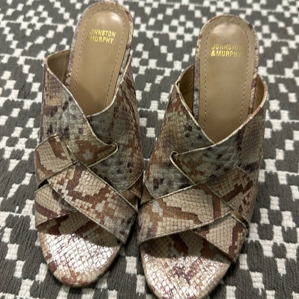 Women’s Johnston Murphy beige snakeskin patterned heels